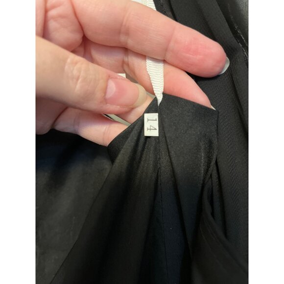 Elegant Flowy Black Asymmetrical-Shoulder Evening Gown With Pleated Bodice - Picture 4 of 5